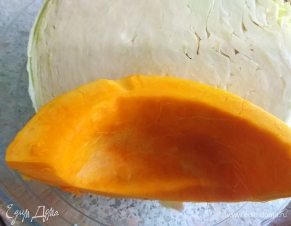 Тыкву натереть, капусту мелко нашинковать.