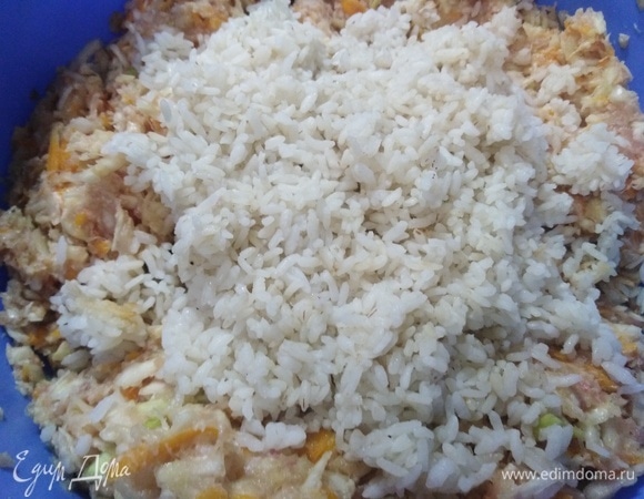 Всыпать заранее отваренный в подсоленной воде рис.