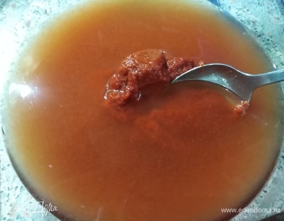 Томатную пасту развести в 2-х стаканах воды.