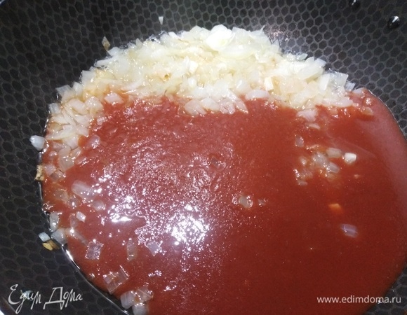 Оставшиеся две луковицы обжарить на растительном масле. Залить разведенной томатной пастой. Тушить до испарения половины жидкости. Затем влить еще два стакана воды, посолить.