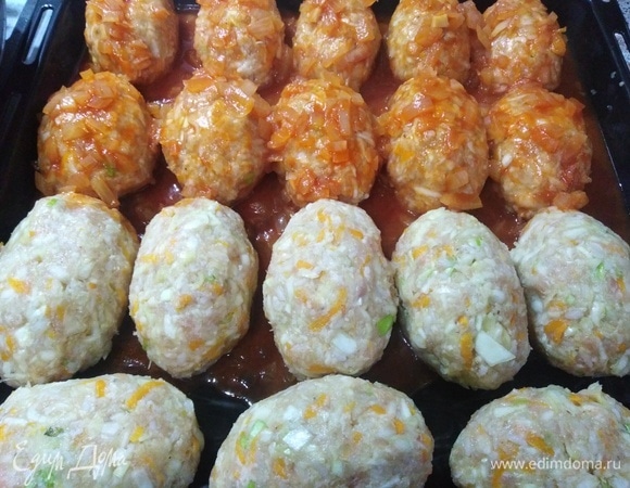 Сформировать голубцы. Залить подготовленным соусом.