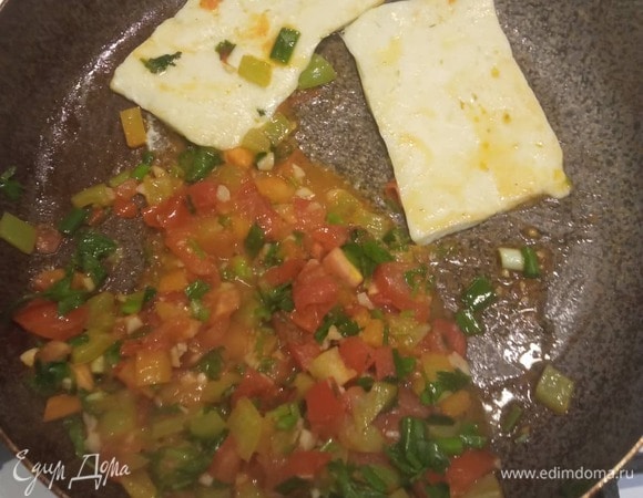 Нарезаем сладкий перец и помидор мелким кубиком. Мелко шинкуем лук. Отрезаем два тонких ломтика халуми. В разогретом оливковом масле обжариваем перец и помидор минуты 3. Солим, добавляем бальзамический уксус. Я его очень люблю, поэтому добавила 1 ст. л. Если не очень любите, добавляйте меньше. Посыпаем зеленым луком.<br />
<br />
Сдвигаем овощи на одну сторону сковороды, кладем халуми. У меня выделилось достаточно жидкости, поэтому больше масла было не нужно. Смотрите по ситуации. Когда сыр начнет чуть-чуть плавиться, снимаем сковороду с нагрева.