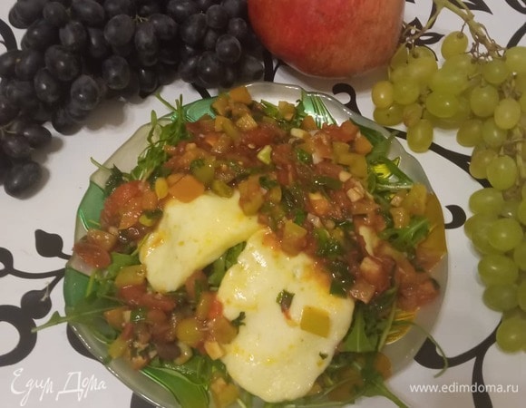 На тарелку выкладываем промытую и обсушенную руколу, сверху выкладываем сыр. Поливаем овощным соусом. Салат готов. Приятного аппетита!