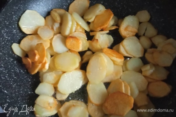 Картофель очистить, нарезать тонкими кружочками и обжарить в разогретом масле до румяной корочки. Посолить.