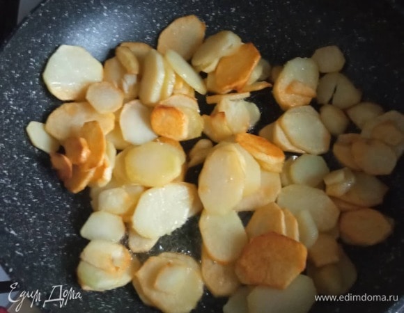 Картофель очистить, нарезать тонкими кружочками и обжарить в разогретом масле до румяной корочки. Посолить.