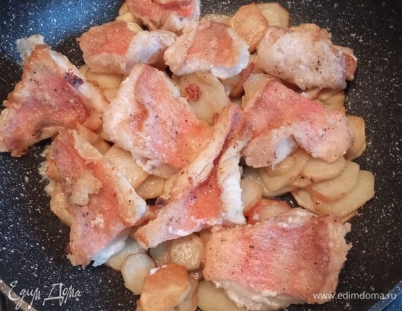 На картофель выложить рыбу.