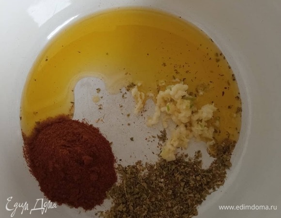 Чеснок очистить, пропустить через пресс, смешать с душицей, молотой паприкой, солью, черным перцем и маслом.