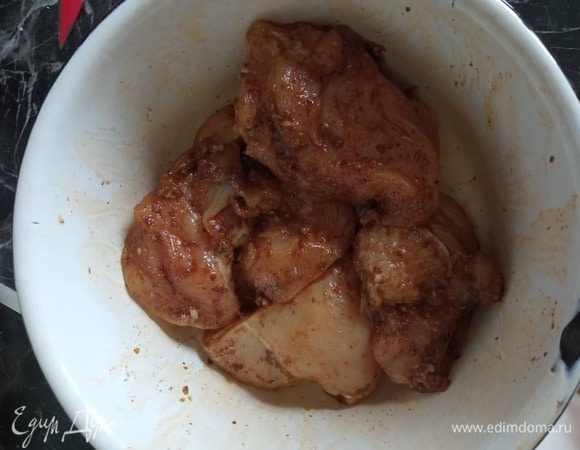 Филе разрезать на 8 ломтиков. Обмазать получившимся маринадом и оставить на 15 минут.