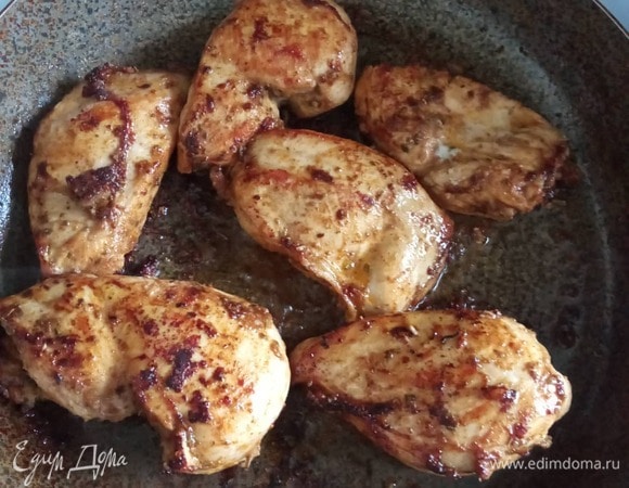 Через 15 минут вынуть филе и обжарить в разогретом масле до румяной корочки. Мясо выложить на бумажное полотенце.