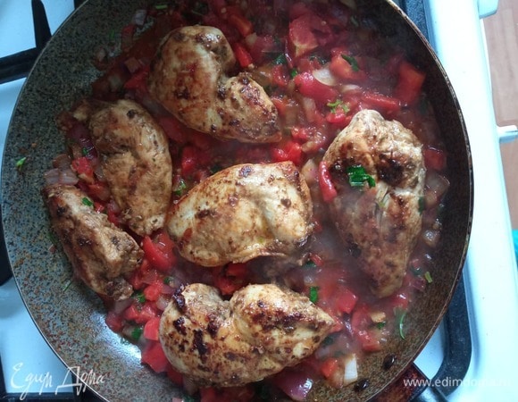 На помидоры выложить курицу и прогреть. Подавать с любым гарниром. Приятного аппетита!
