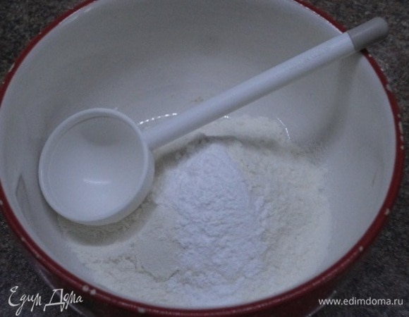 Муку я отмеряла мерной ложкой. Если простой ложкой, то без горки. Смешиваем с разрыхлителем. Сливочное масло растопить.