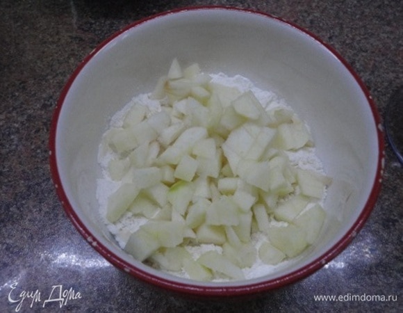 Яблоко очистить и нарезать кубиками или натереть на терке. Добавить к муке.