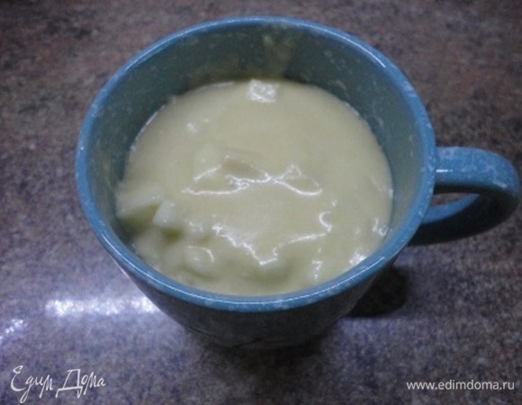 Яйцо взбить с сахаром, ванильным сахаром и молоком. Вместе с маслом смешать с сухими ингредиентами и вылить в кружку.