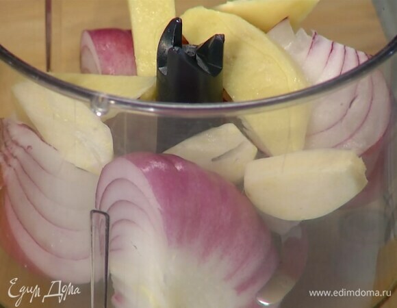 Лук, имбирь и чеснок почистить и крупно порезать.