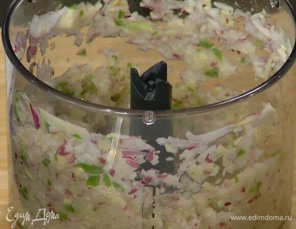 Нарезанные овощи выложить в чашу блендера и измельчить.