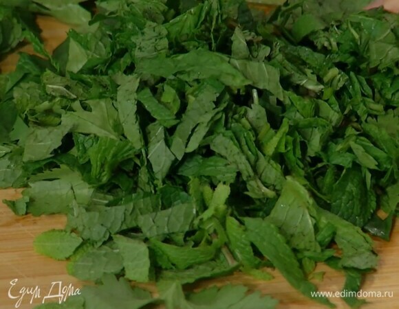 Листья мяты и кинзы порезать не слишком мелко.