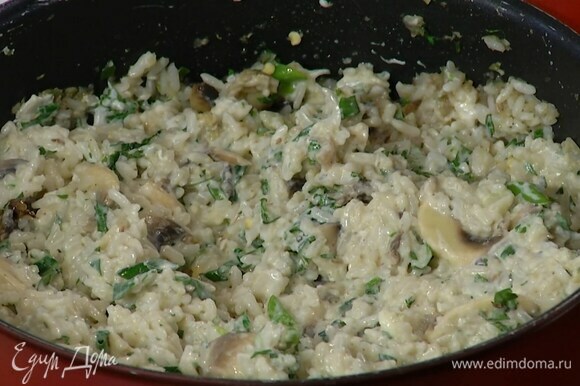 Готовый рис выложить в сковороду с грибами, посолить, добавить нарезанную зелень, йогурт, все перемешать и еще немного прогреть.