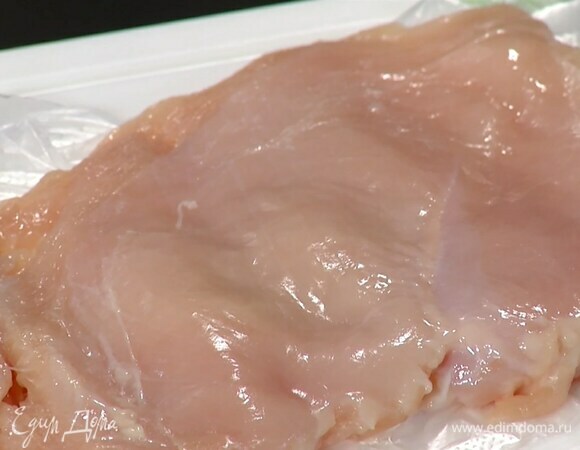 Грудки поместить в целлофан и отбить скалкой.