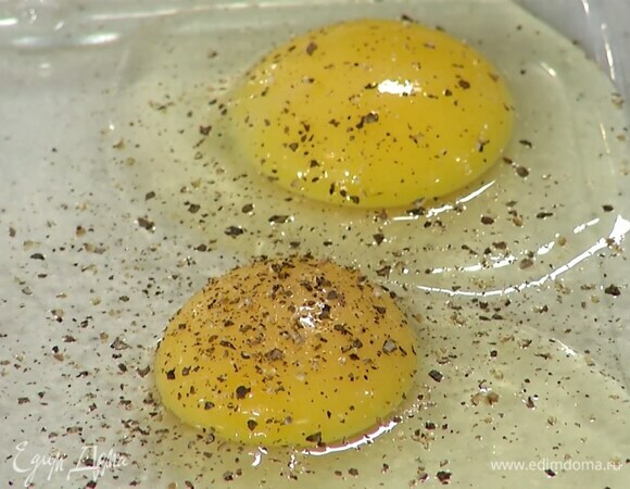 Яйца разбить в глубокую посуду, слегка посолить, поперчить и перемешать.