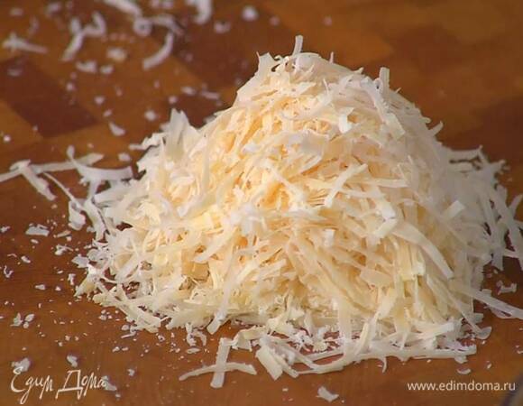 Сыр натереть на мелкой терке.