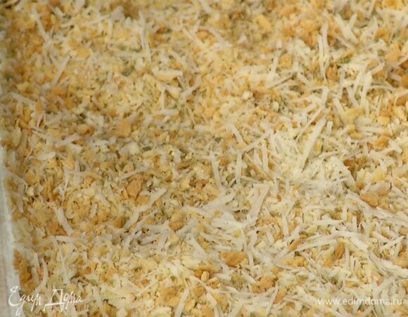 Панировочные сухари выложить в отдельную посуду, добавить часть натертого сыра, 1/2 ч. ложки орегано и все перемешать.