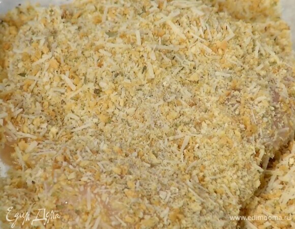 Грудки обмакнуть в яйца и обвалять в сухарях с сыром.