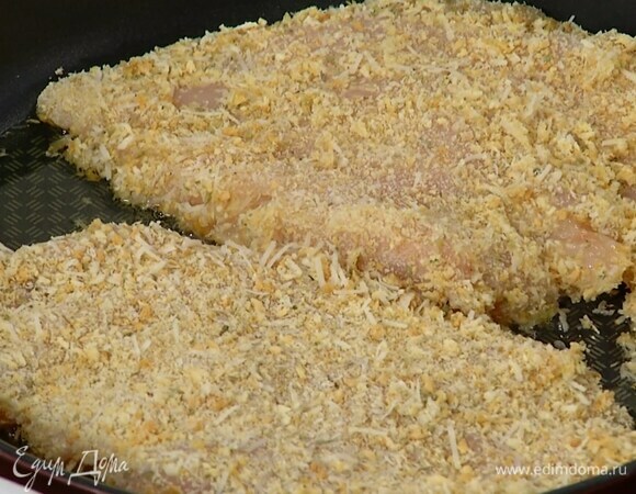 Разогреть в сковороде часть оливкового масла и обжарить курицу с двух сторон до появления золотистой корочки.