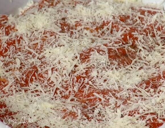 Выложить в форму обжаренную курицу, залить томатным соусом, посыпать оставшимся сыром, посолить и поперчить.