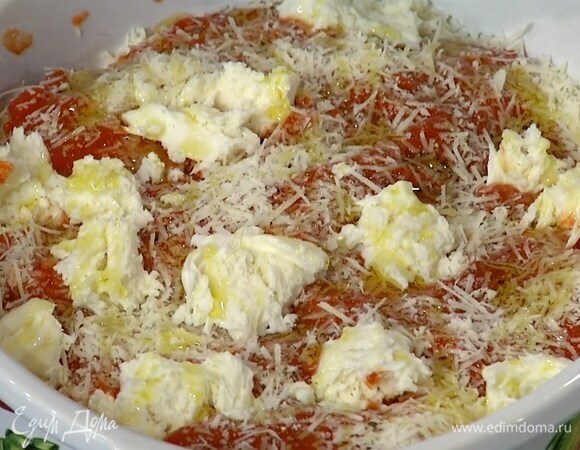 Моцареллу порвать руками и выложить на курицу, полить все оставшимся оливковым маслом.