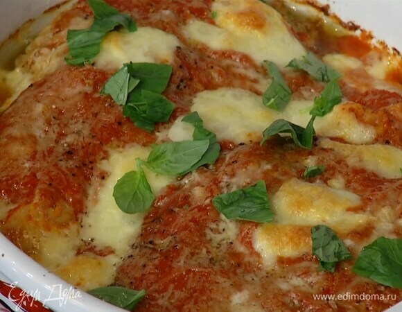 Запекать в разогретой духовке 10–15 минут, готовую курицу посыпать порванными руками листьями базилика.