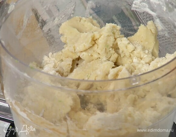 Муку перемешать с разрыхлителем и солью, всыпать в чашу блендера, добавить сахарную пудру, крахмал, цедру лайма и сливочное масло, влить ванильный экстракт и все взбить.