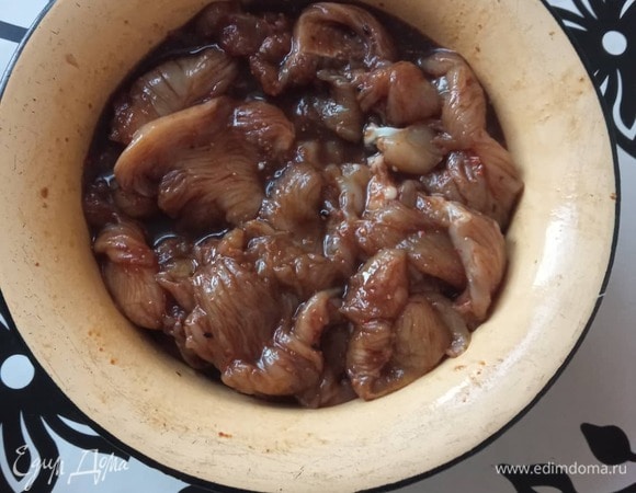 Промытую и обсушенную грудку нарезать тонкими ломтиками. Замариновать на 20 минут в смеси соевого соуса (50 мл), бальзамического уксуса, имбиря, кориандра и сахара.