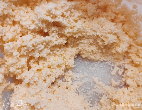 Сливочное масло комнатной температуры взбить с сахаром.