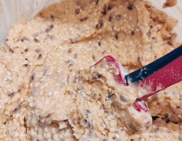 Всыпать муку и замешать тесто. Оно не должно быть крутым.