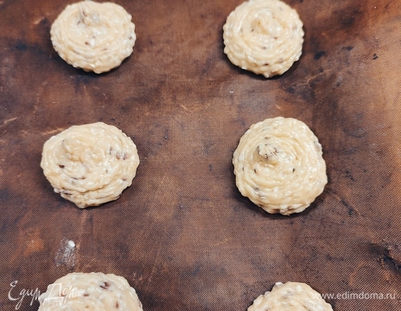 Тесто можно выложить на противень ложкой или с помощью кондитерского мешка. Между заготовками нужно оставить расстояние, т. к. при выпечке печенье будет расползаться. Выпекать 15 минут при температуре 180°C.