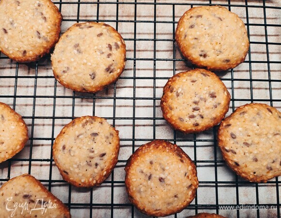 Готовое печенье полностью остудить на решетке. Сначала оно будет мягким, но как только остынет, сразу станет хрустящим.