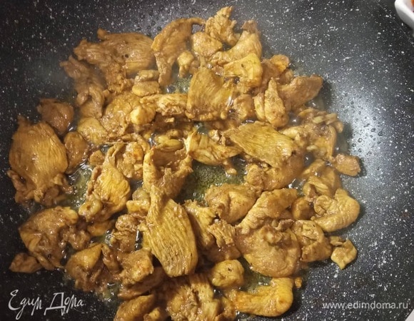 В сковороде (я готовила в воке) раскалить растительное масло. Быстро обжарить курицу до золотистого цвета. Делаем это, постоянно помешивая. Примерно 3 минуты. Вынимаем курицу на бумажное полотенце.