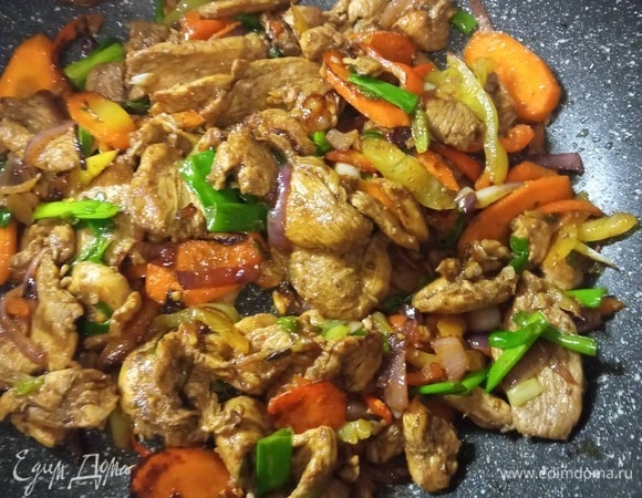 Вернуть курицу в сковороду. Влить оставшийся соевый соус. Количество соуса регулируйте по своему вкусу. Можно добавить еще немного сахара. Тушить 1 минуту.