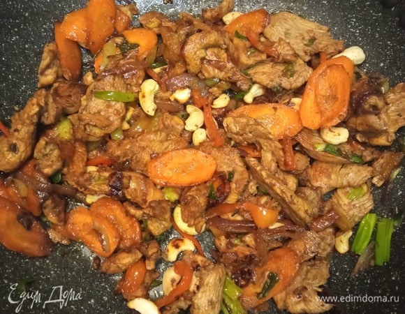 Добавить кешью и прогреть. Подавать с рисом, посыпав зеленым луком. Приятного аппетита!