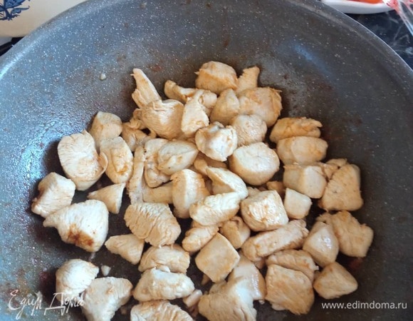 Куриное филе промыть, обсушить бумажным полотенцем. Нарезать некрупными кубиками. Обжарить в раскаленном растительном масле до золотистого цвета.