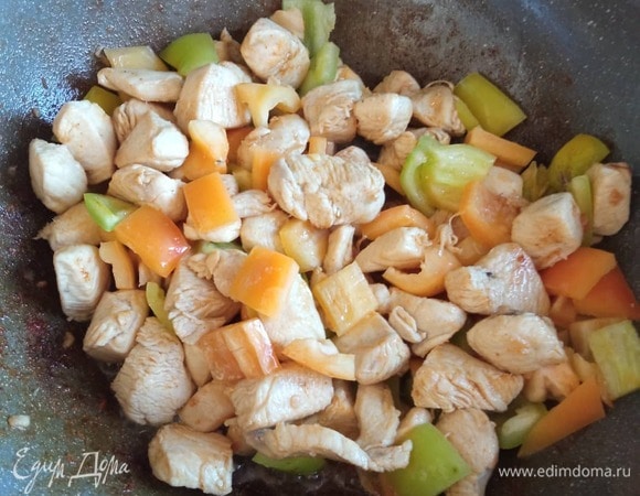 Муку развести 2–3 ст. ложками воды. Перец нарезать кубиком, положить в сковороду с курицей, готовить 2 минуты, посолить, поперчить.