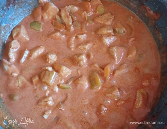 Добавить томатную пасту, влить бульон, сливки и разведенную муку, перемешать, довести до кипения и тушить на медленно огне 5–10 минут до готовности.