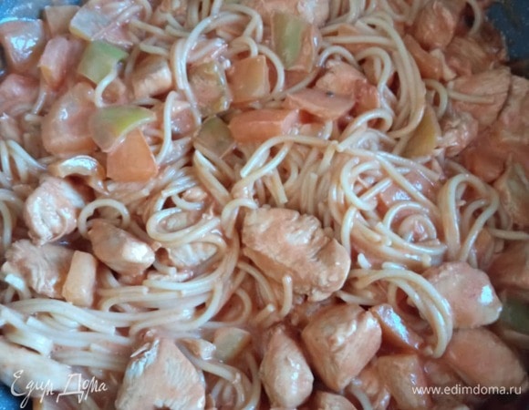 Готовые спагетти откинуть на дуршлаг, добавить в сковороду с курицей.