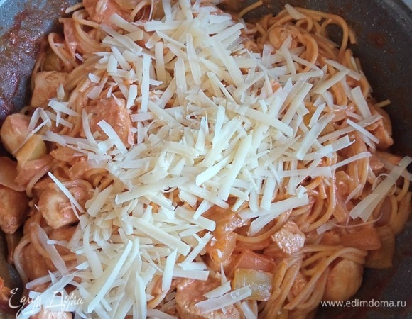 Натереть пармезан на крупной терке и добавить в сковороду. Все перемешать. Блюдо готово. Приятного аппетита!