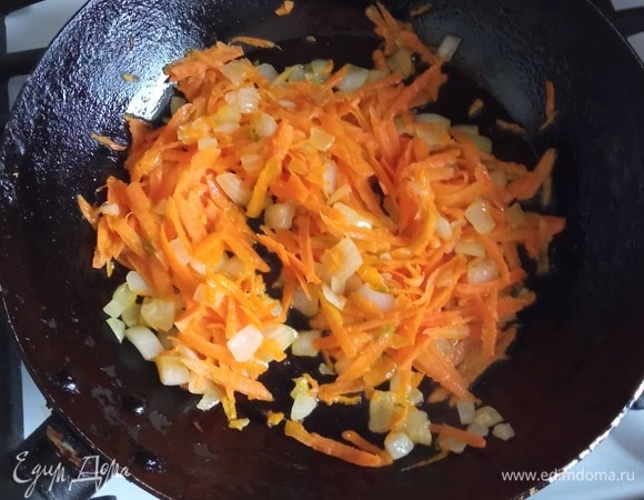 Мелко шинкуем лук, морковь трем на крупной терке. В сковороде разогреваем растительное масло с добавлением сливочного. Обжариваем лук 2 минуты, добавляем морковь. Обжариваем минут 5.
