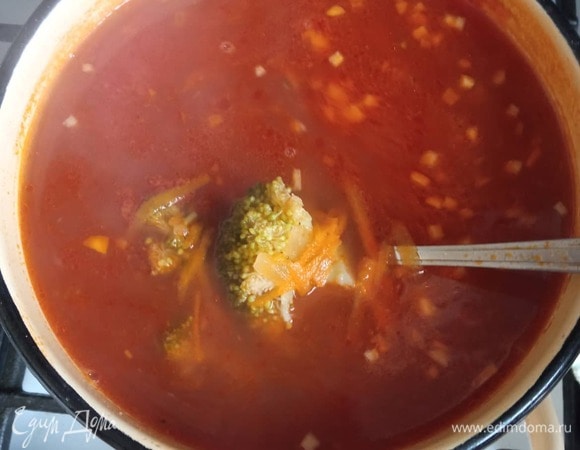 В кипящую воду (у меня кастрюля 2,5 литра) кладем нарезанный кубиком картофель. Варим почти до готовности, всыпаем брокколи, доводим до кипения, через минуту добавляем фасоль. Можно прямо с жидкостью. Еще через минуту — зажарку. Солим и перчим по вкусу. Доводим до кипения и снимаем с огня. Суп готов. Приятного аппетита!