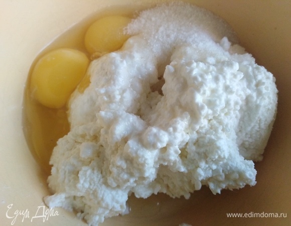 В творог вбить яйца, добавить сахар и соль. Пробить блендером до однородности.