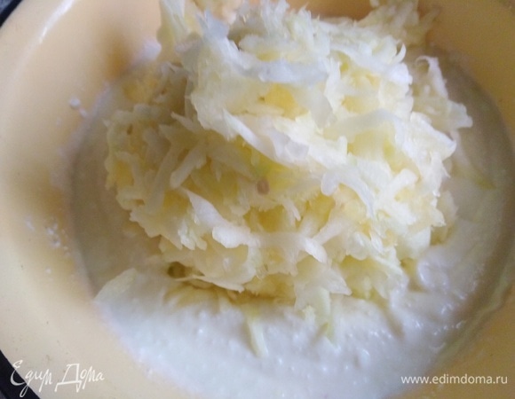 Кабачок натереть, отжать, соединить с творогом. Вес ингредиентов указан в чистом виде.