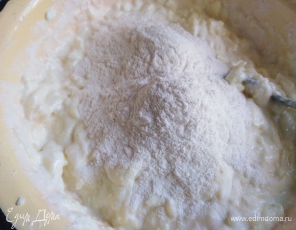 Всыпать муку. Перемешать.
