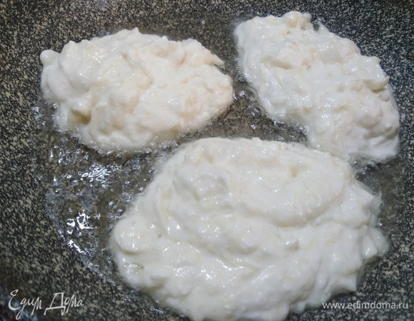 Выложить ложкой на сковороду с разогретым маслом.